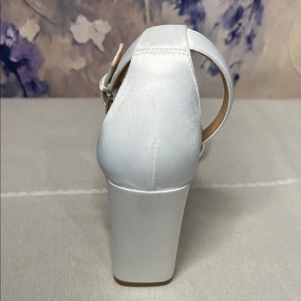 Elegant White Block Heel Sandals - Picture 10 of 10